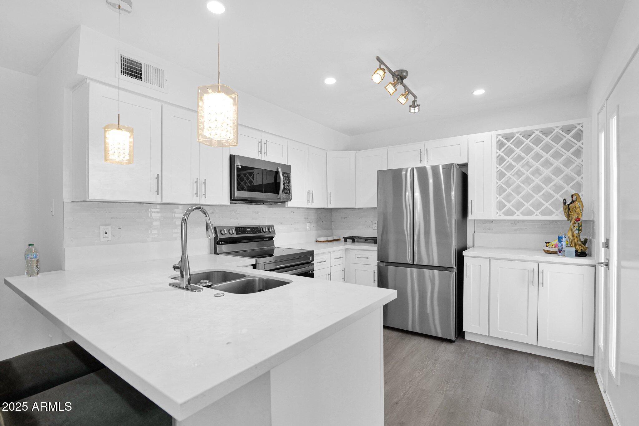 Property Photo:  1302 W Becker Lane  AZ 85029 