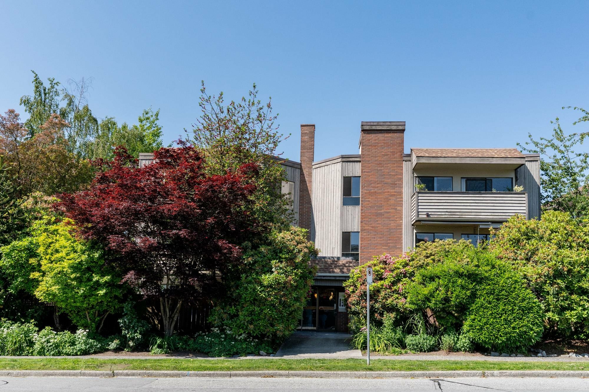 Property Photo: 206 E 15th Street 107 BC V7L 2R3