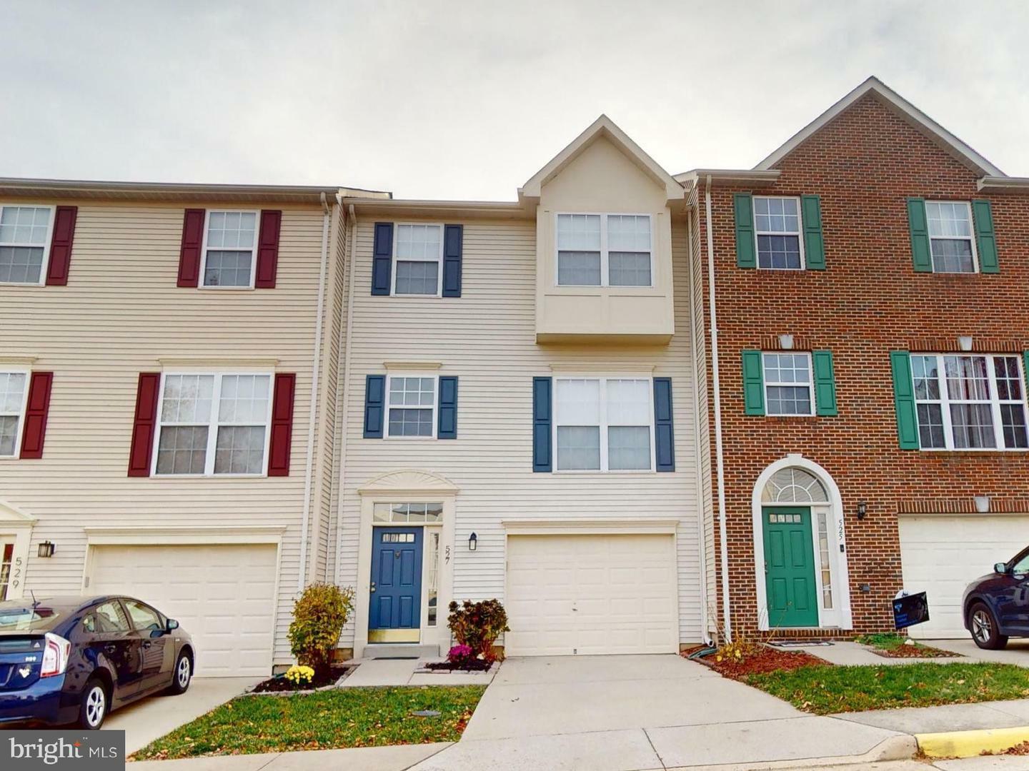 Property Photo: 527 Sparkleberry Terrace NE VA 20176