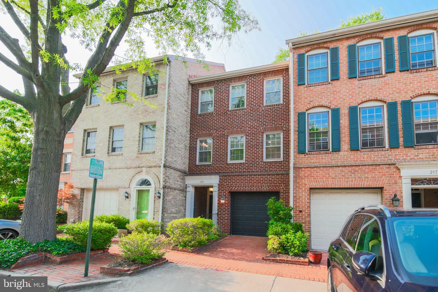 Property Photo: 219 Princess Street VA 22314