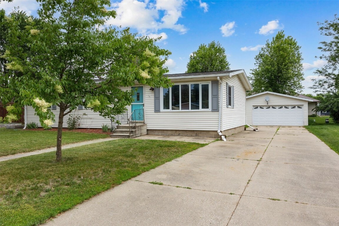 Property Photo: 113 Walker Dr IA 52057