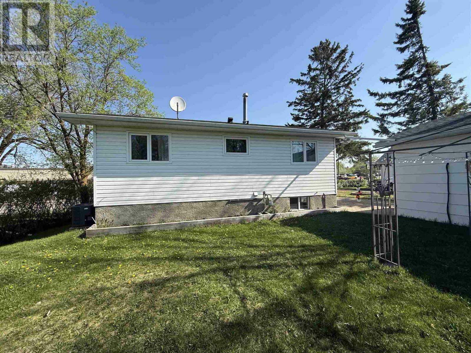 Property Photo:  68 Albert St  ON P8N 1H7 