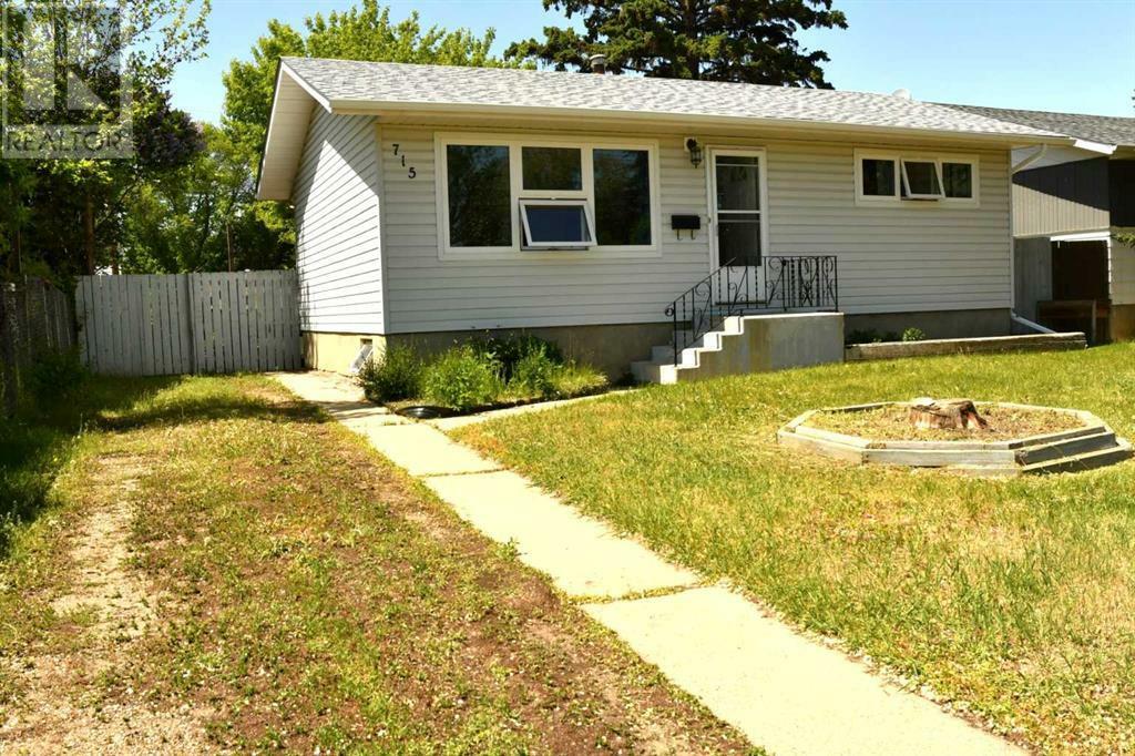 Property Photo:  715 2 Street East  AB T1R 0P9 