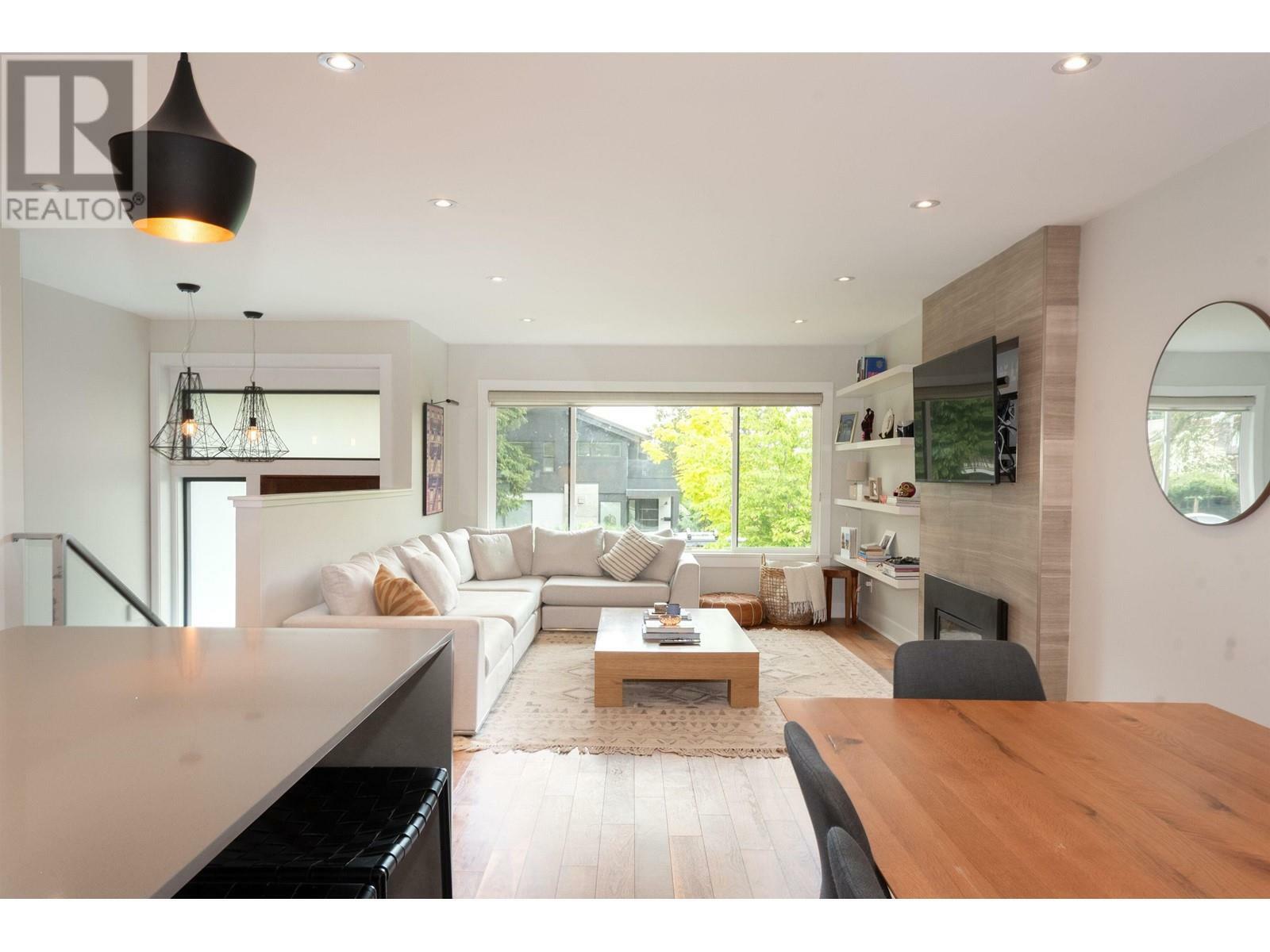 Photo de la propriété: 328 East 22nd Street BC V7L 3C7