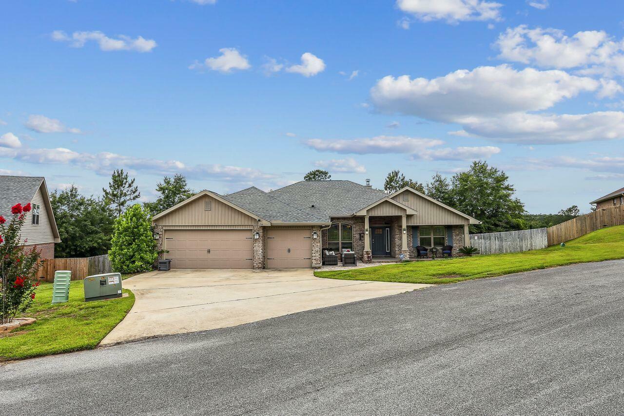 Property Photo: 5744 Periwinkle Lane FL 32539