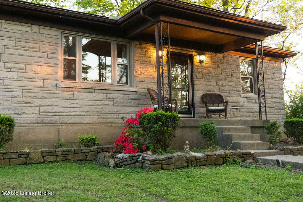 Property Photo: 6804 Old Briscoe Ln KY 40228