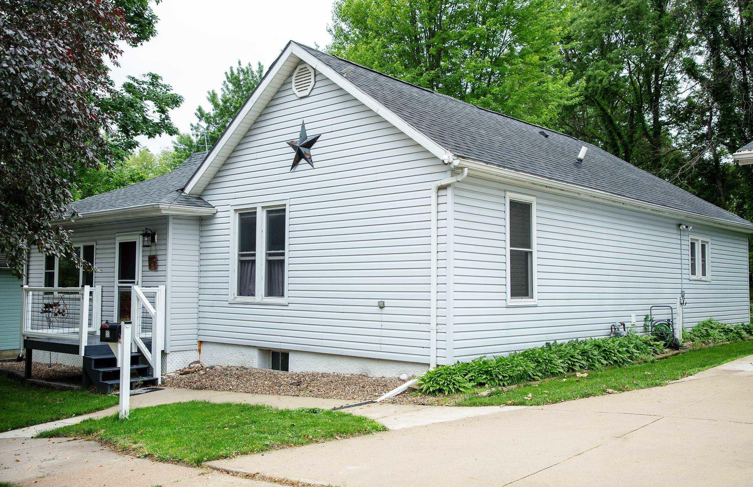 Property Photo: 317 4th St NE IA 50677
