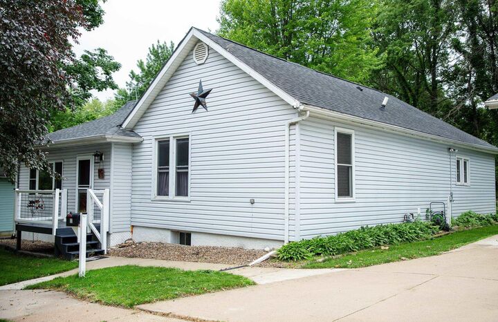 Property Photo: 317 4th St NE IA 50677