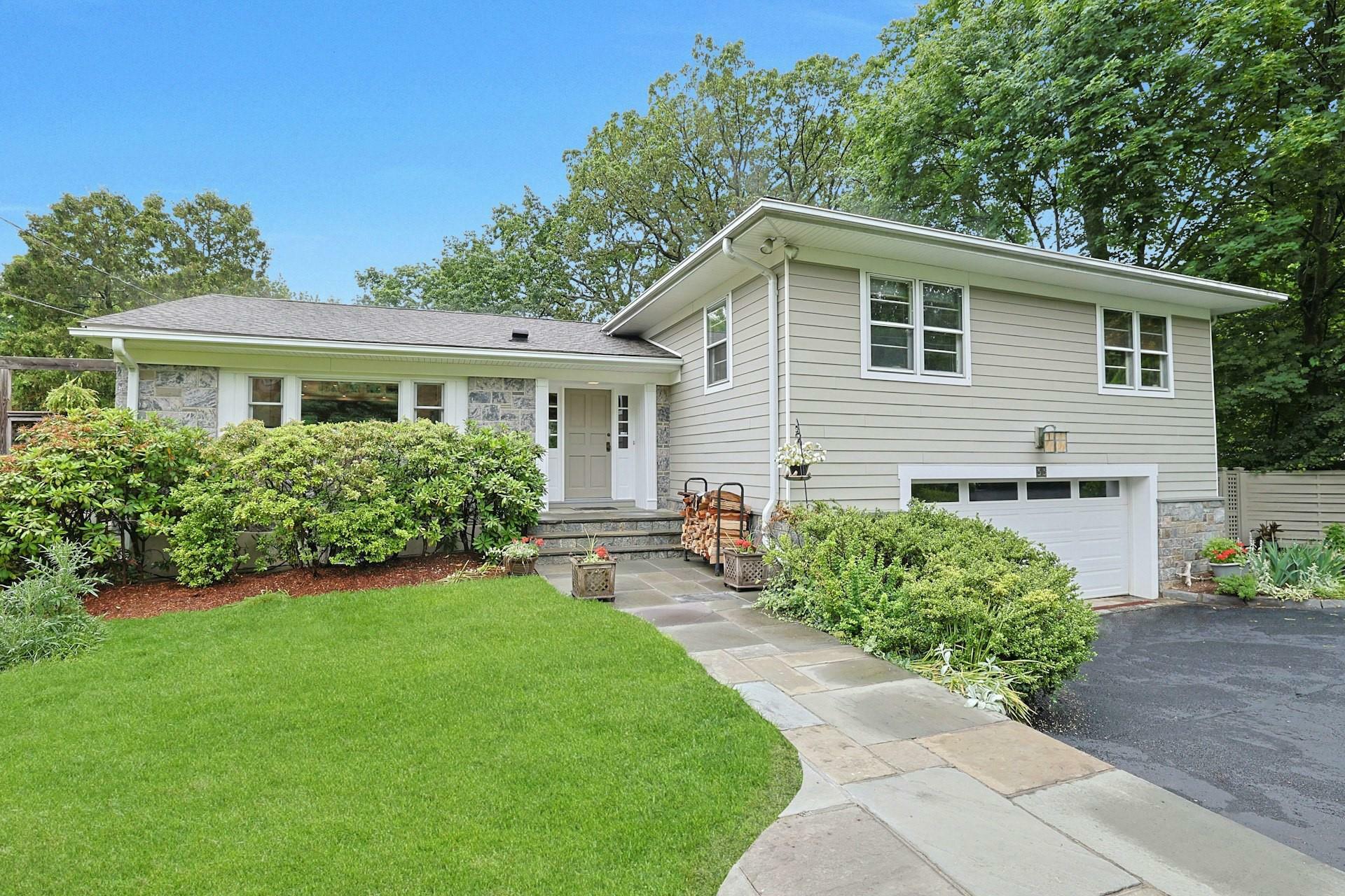 Property Photo: 33 Heritage Hill Road NY 10591