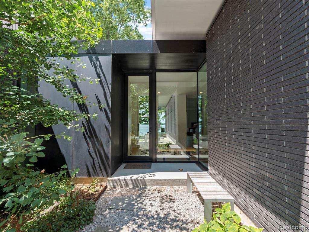 Property Photo: 4050 Oak Bank Court MI 48323 1677