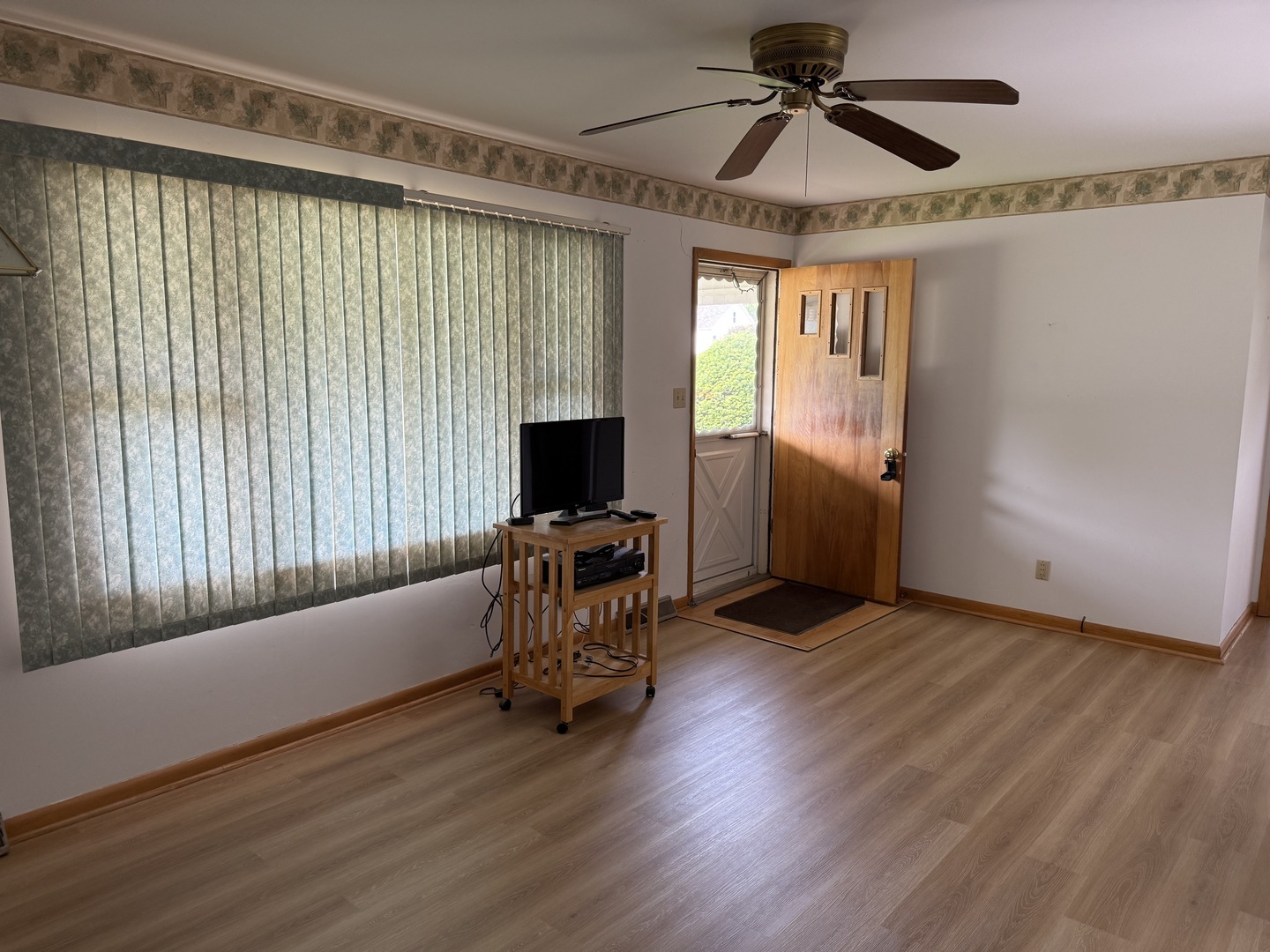 Property Photo: 318 Durant Street IL 61348