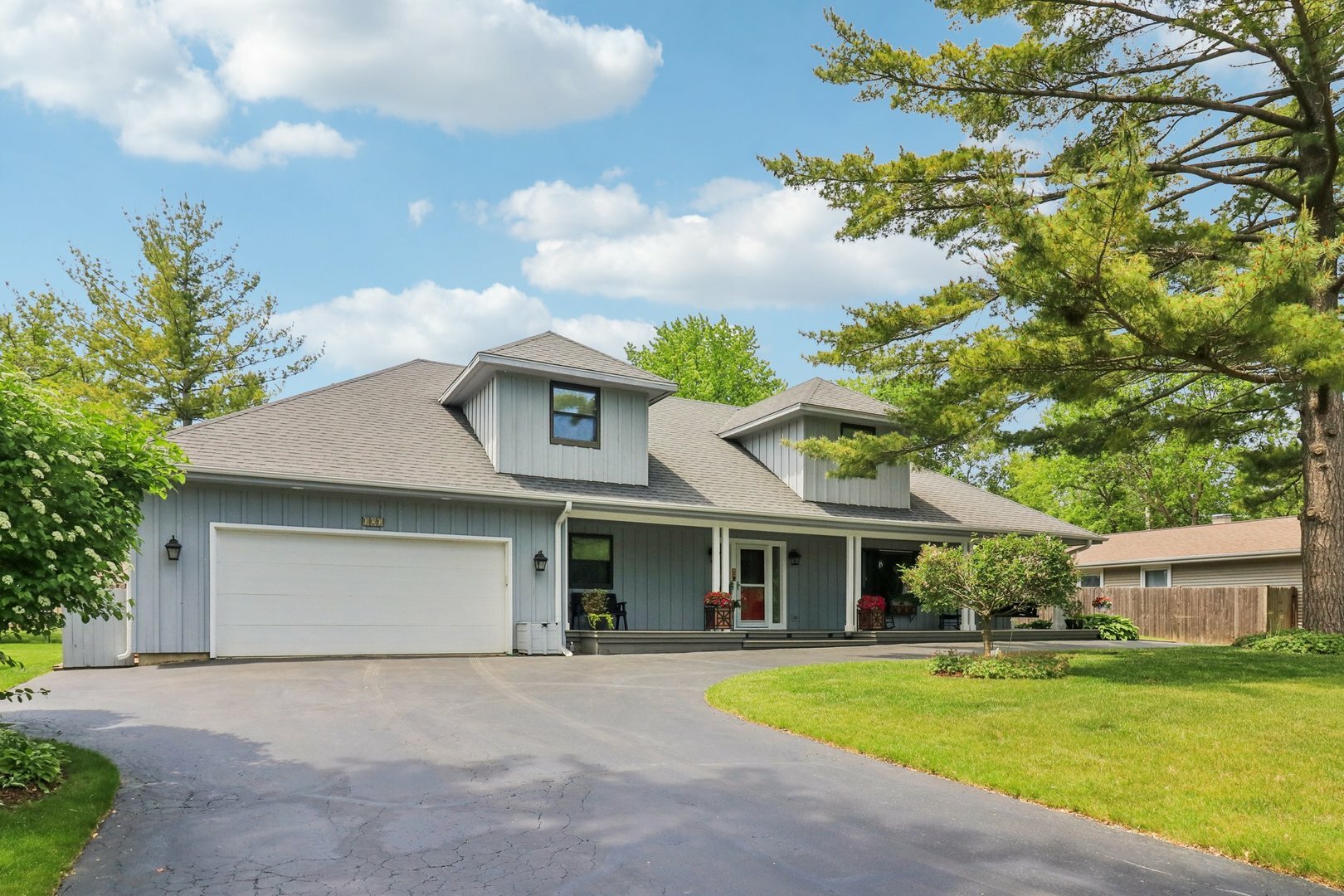 Property Photo: 423 Woodland Avenue IL 60084