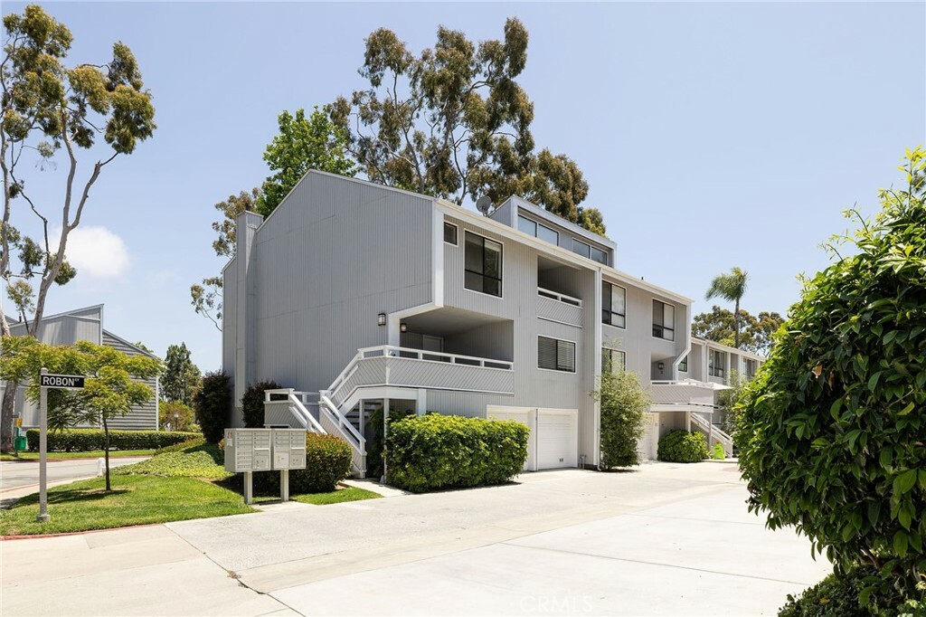 Property Photo: 1 Robon Court 1 CA 92663