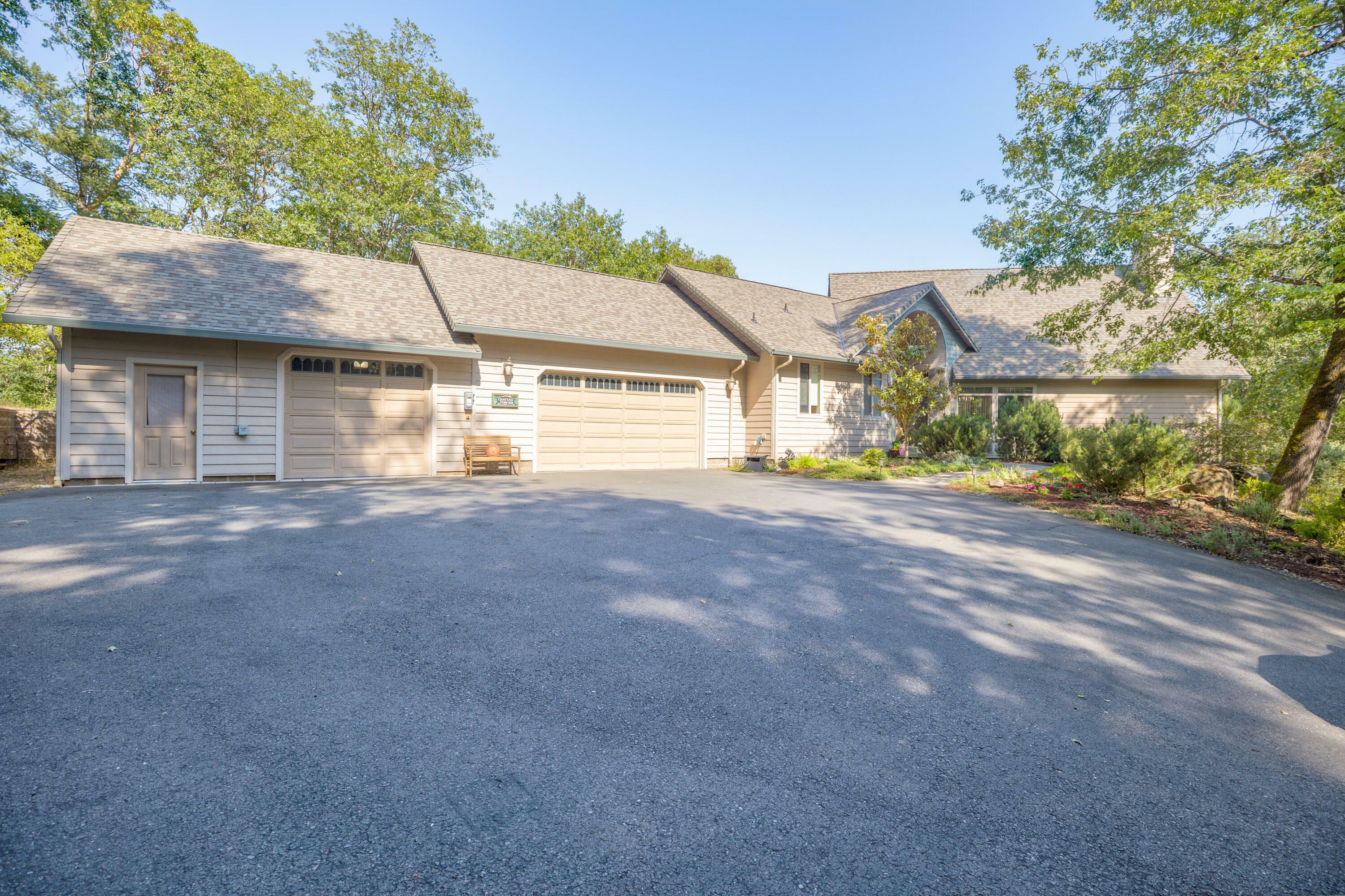 Property Photo: 5668 Upper River Road OR 97526