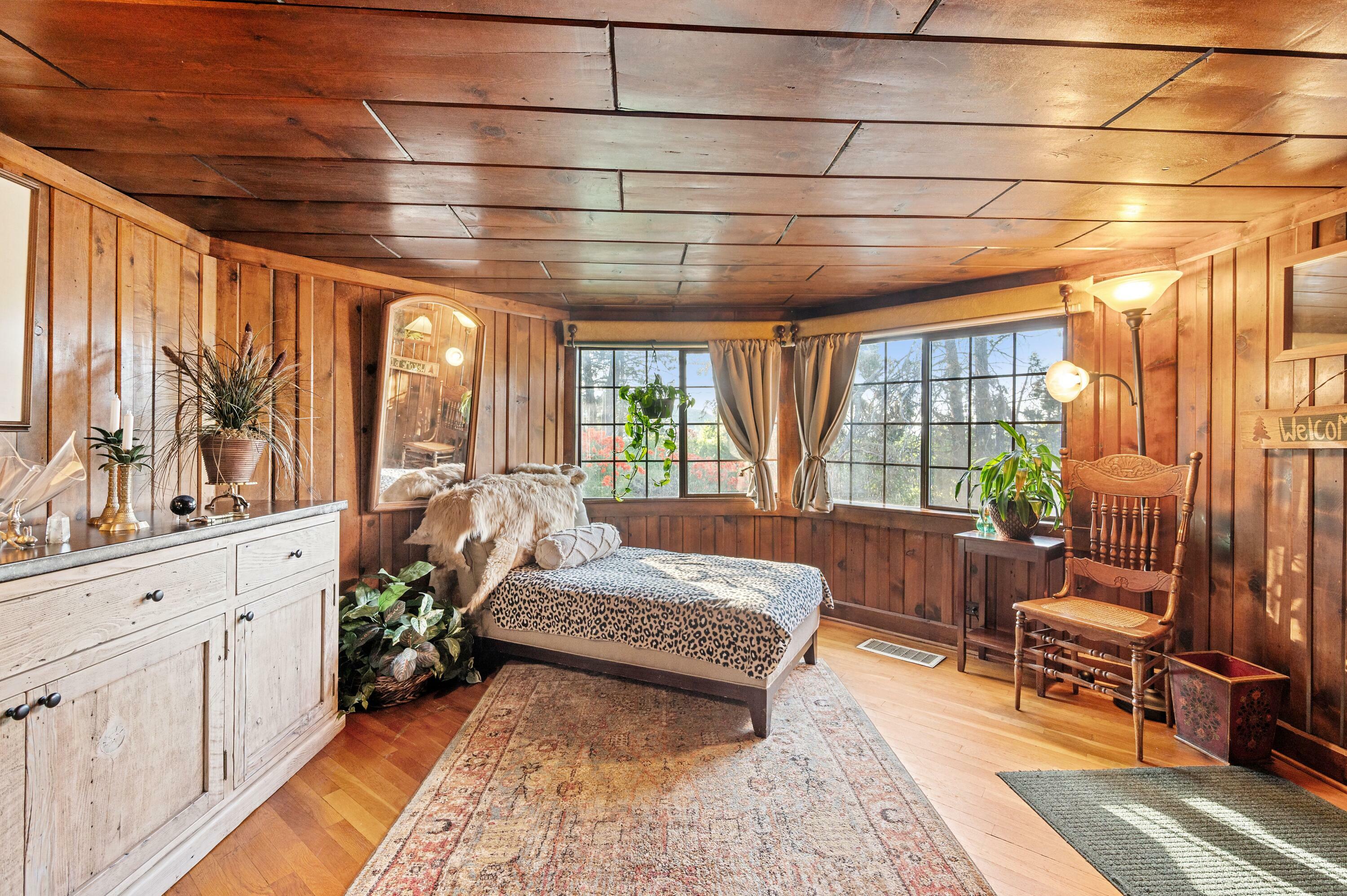 Property Photo: 1049 Lakeshore Drive OR 97601