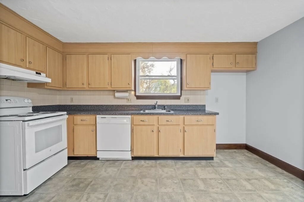 Property Photo: 24 Bows Ln 24 MA 02322