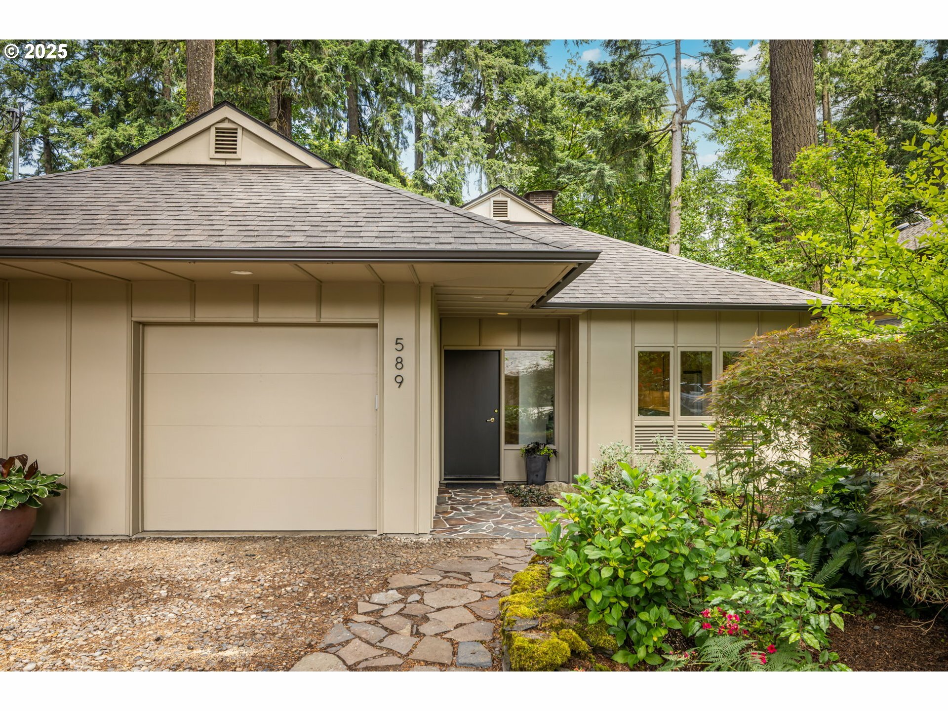 Property Photo: 589 Ridgeway Rd OR 97034