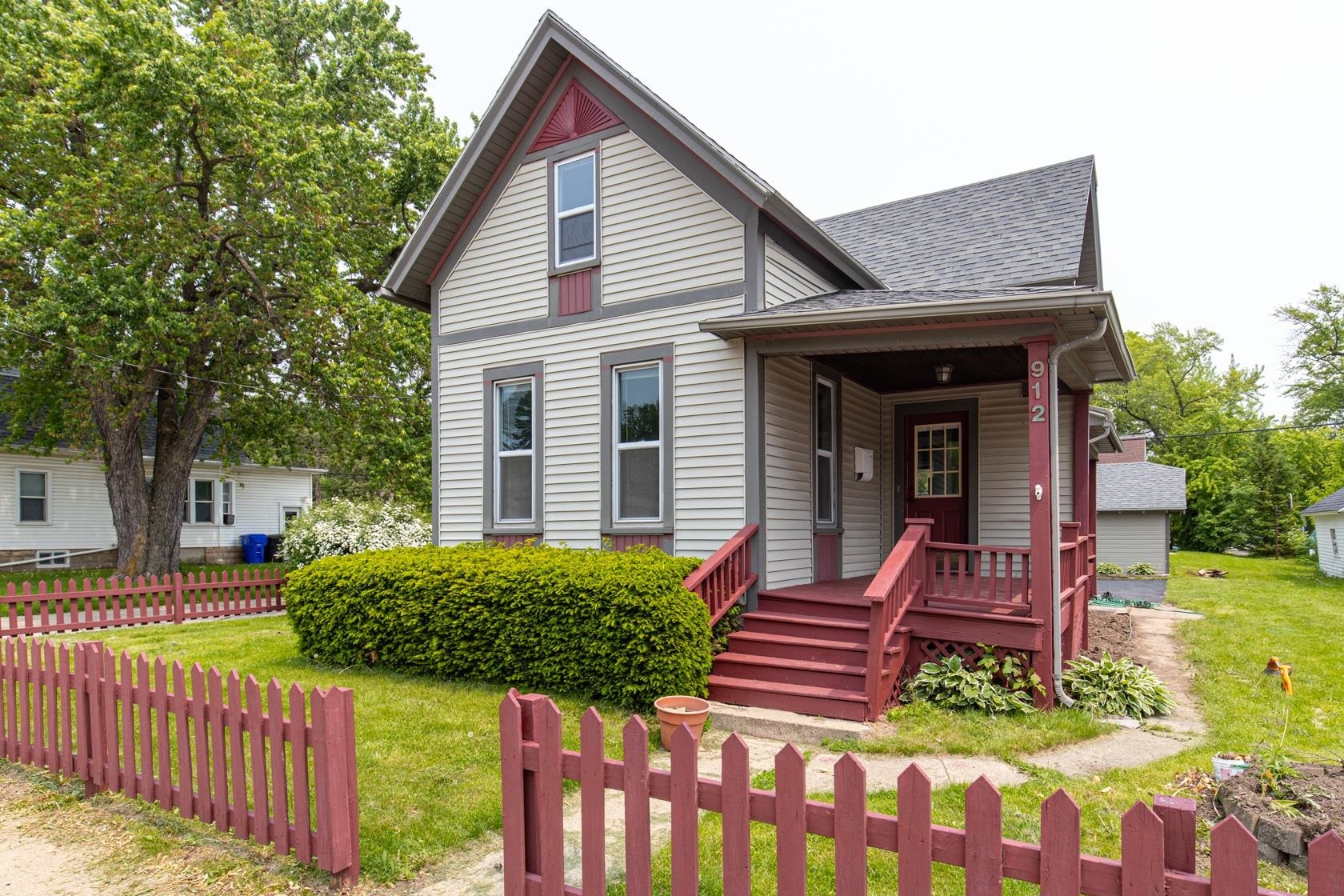 Property Photo: 912 N Richmond Street WI 54911