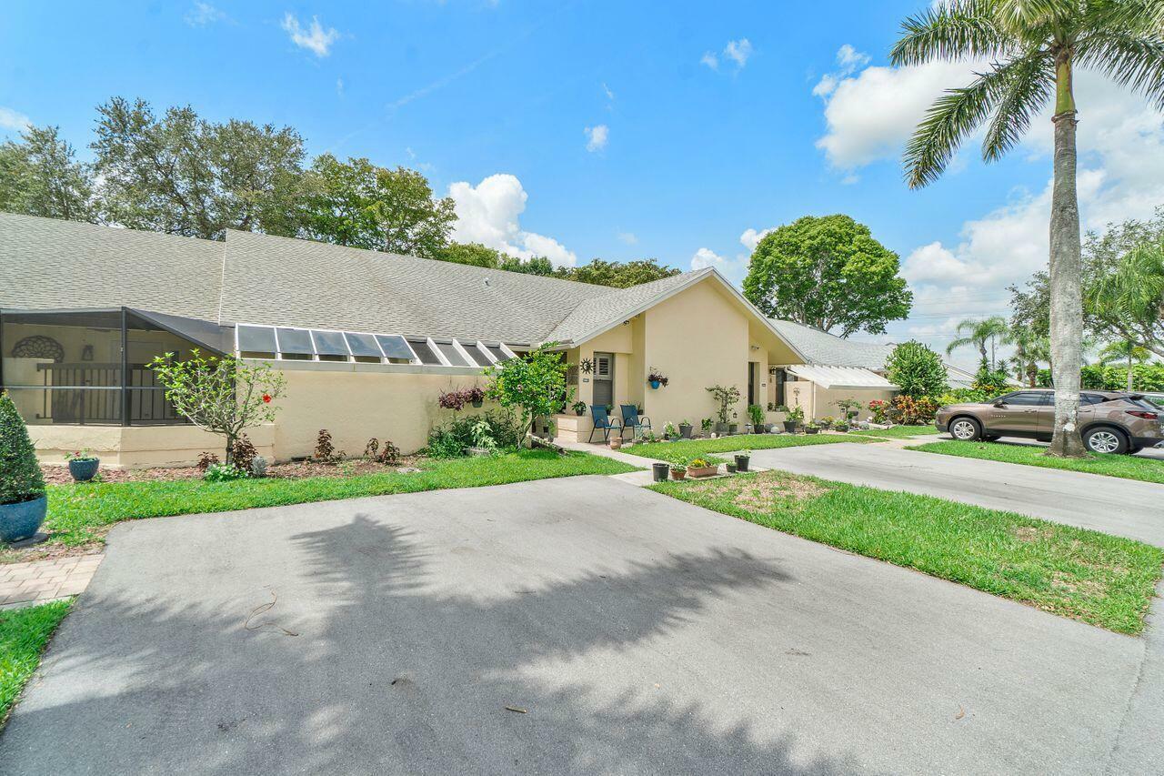 Property Photo: 10900 Waterberry Court FL 33498