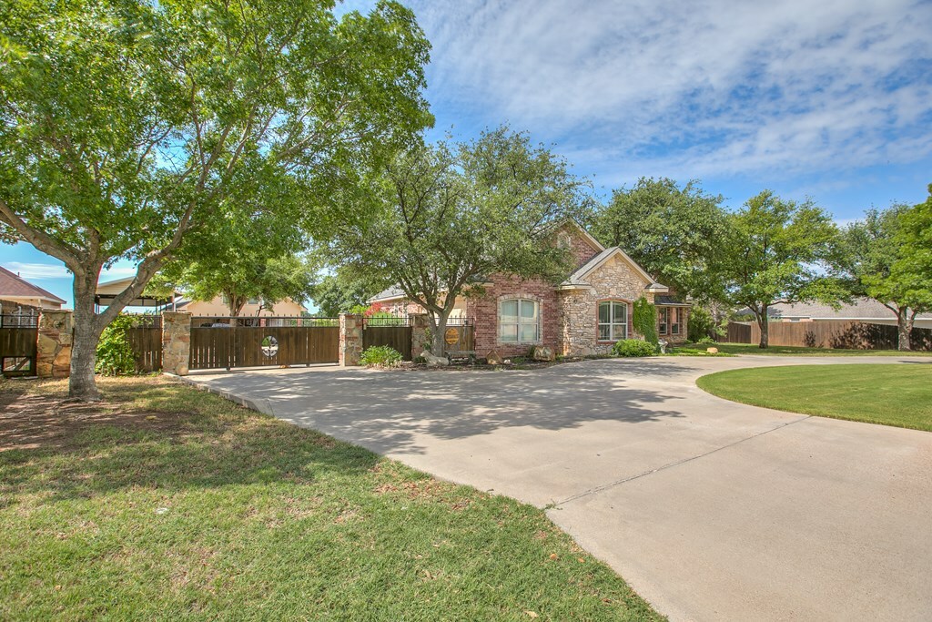 Property Photo: 630 Ashford Dr TX 76901