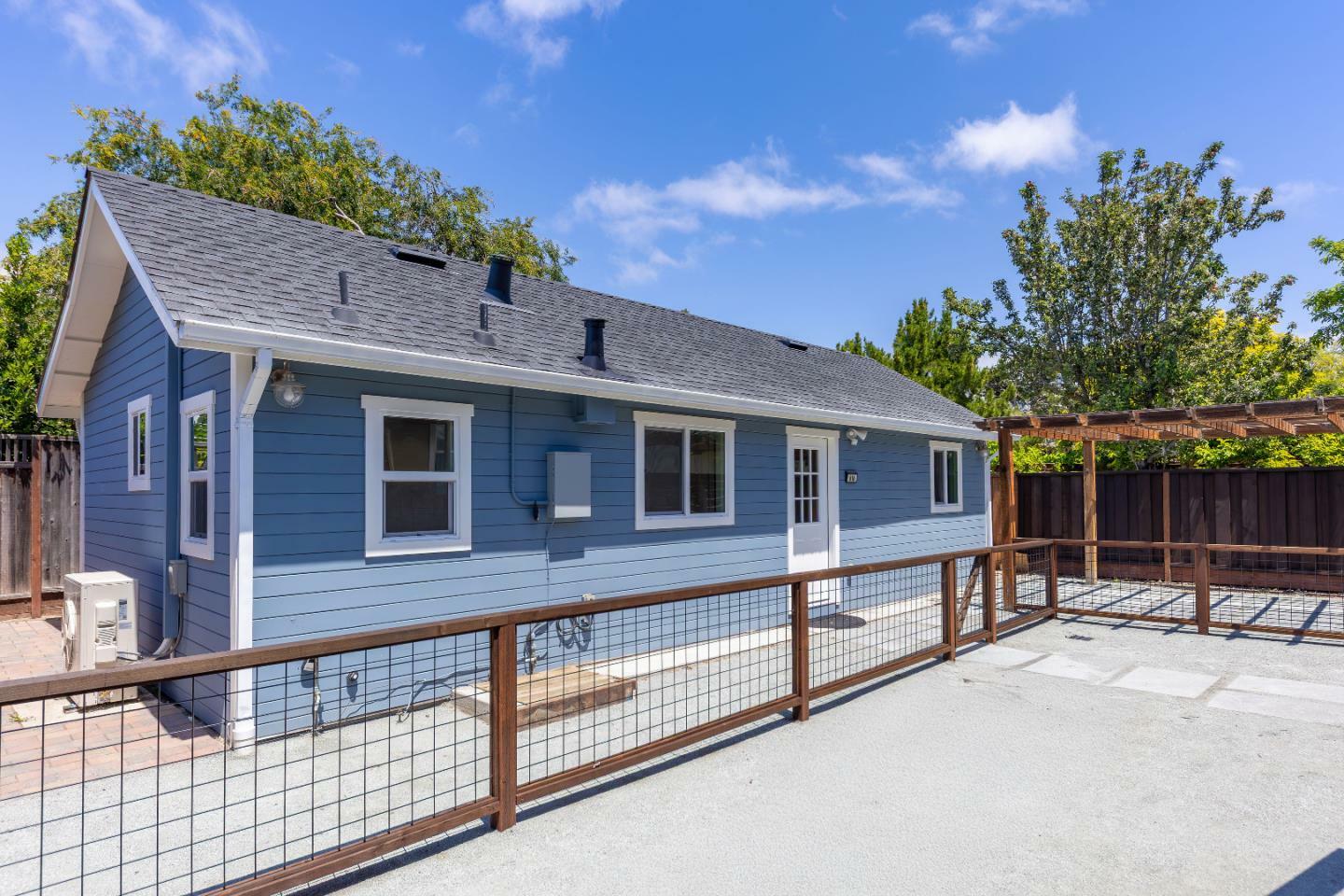 Property Photo:  616 Redwood Ave 616  CA 94061 