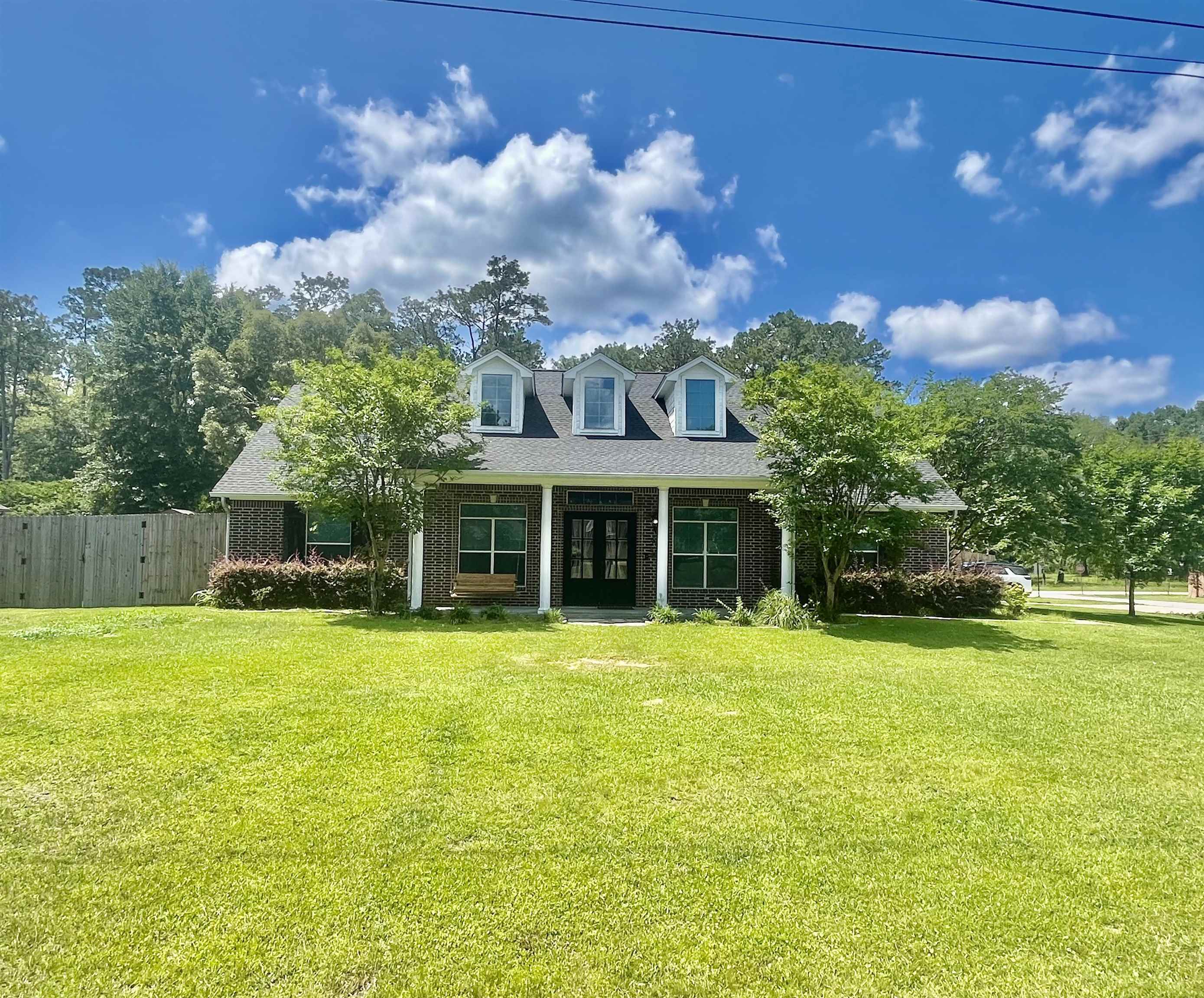 Property Photo: 110 Cheltenham St TX 77657