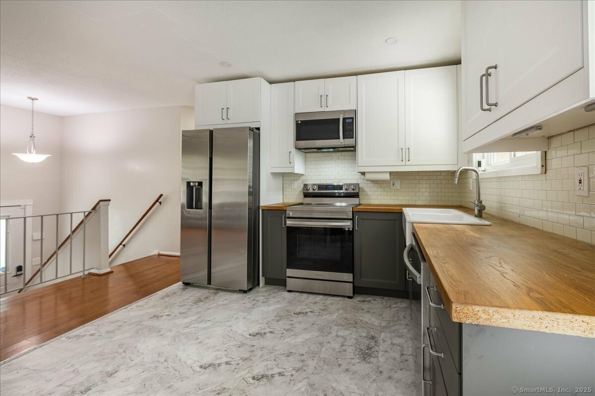 Property Photo:  10 Carriage Drive  CT 06770 