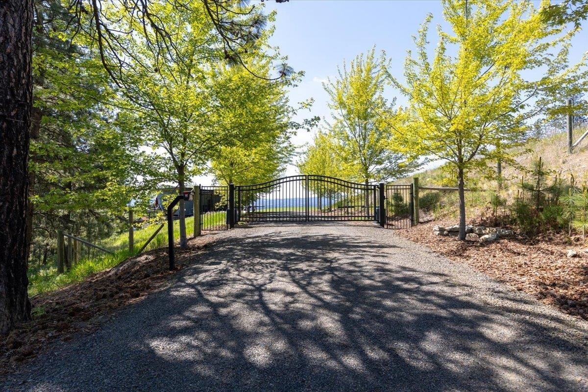 Property Photo: 17323 N Lower Greenbluff Rd WA 99005