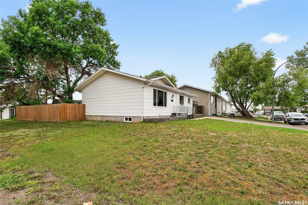 Property Photo: 1502 Cree Crescent SK S6H 7G3