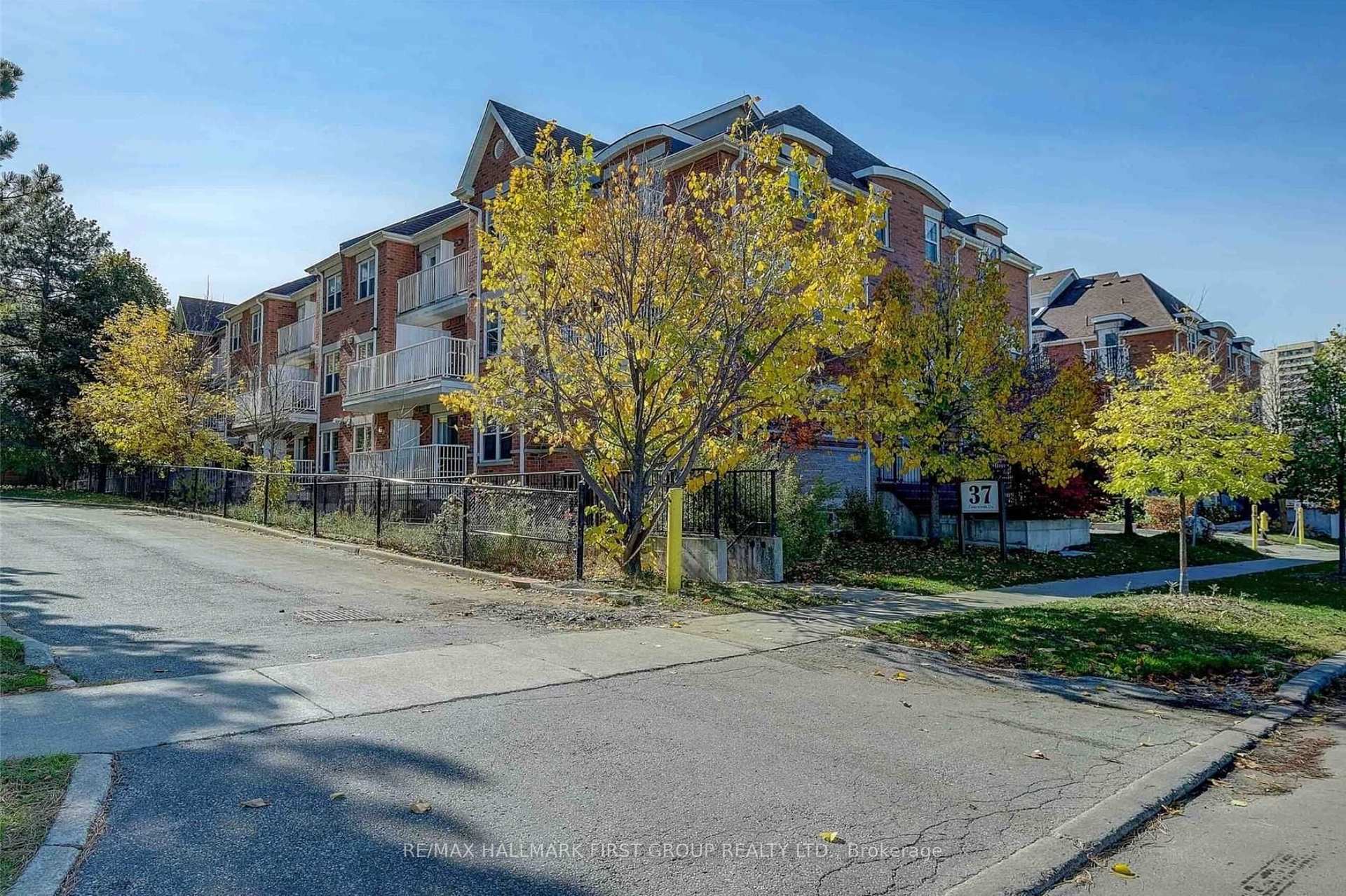 Property Photo: 37 Four Winds Drive 26 ON M3J 1K7