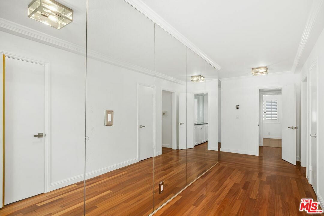 Property Photo:  404 San Vicente Blvd  CA 90402 