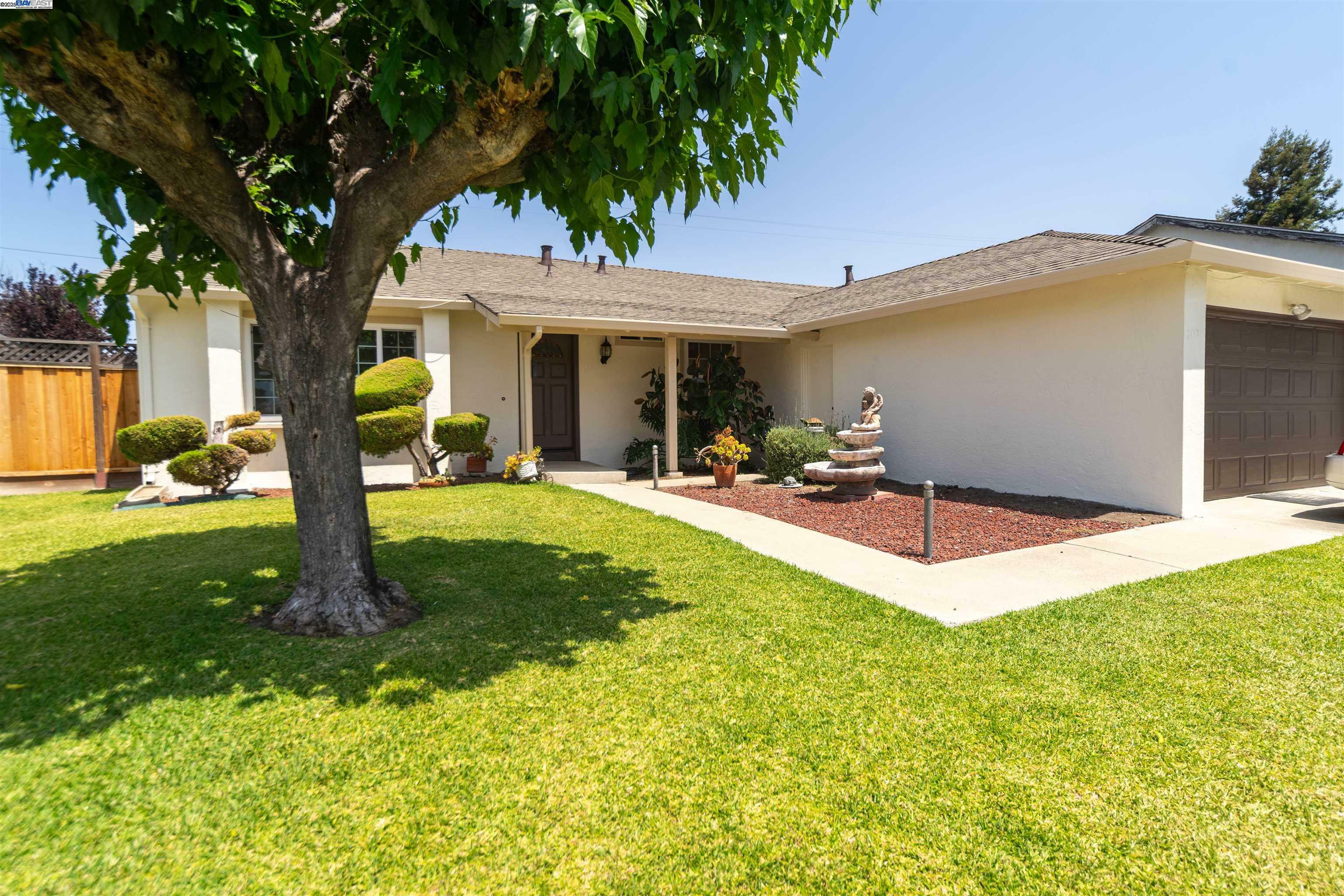 Property Photo: 709 Covina Way CA 94539