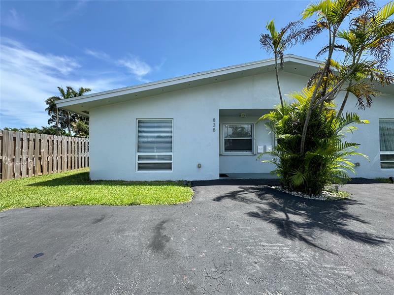 Property Photo: 838 SW 14th St FL 33315
