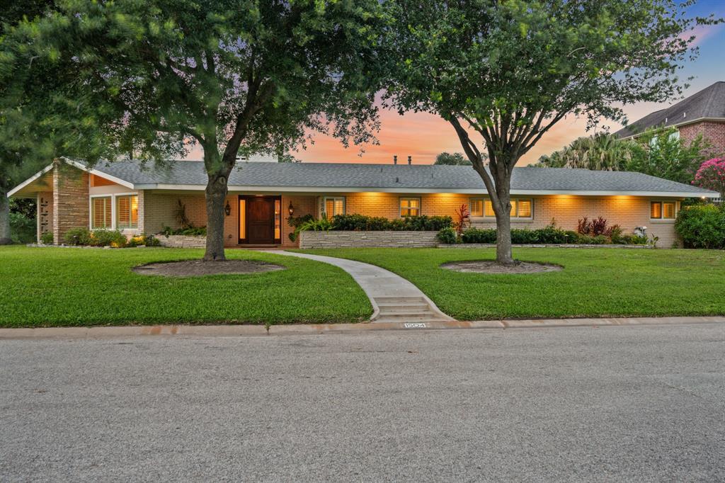 Property Photo: 1504 Bayou Homes Drive TX 77551