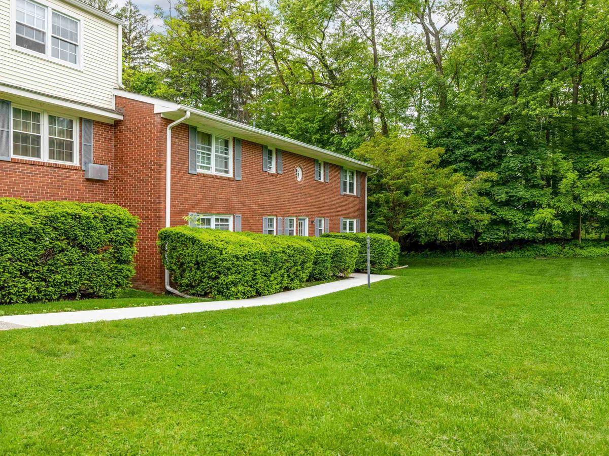 Property Photo:  33 Huguenot Street 4  NY 12561 