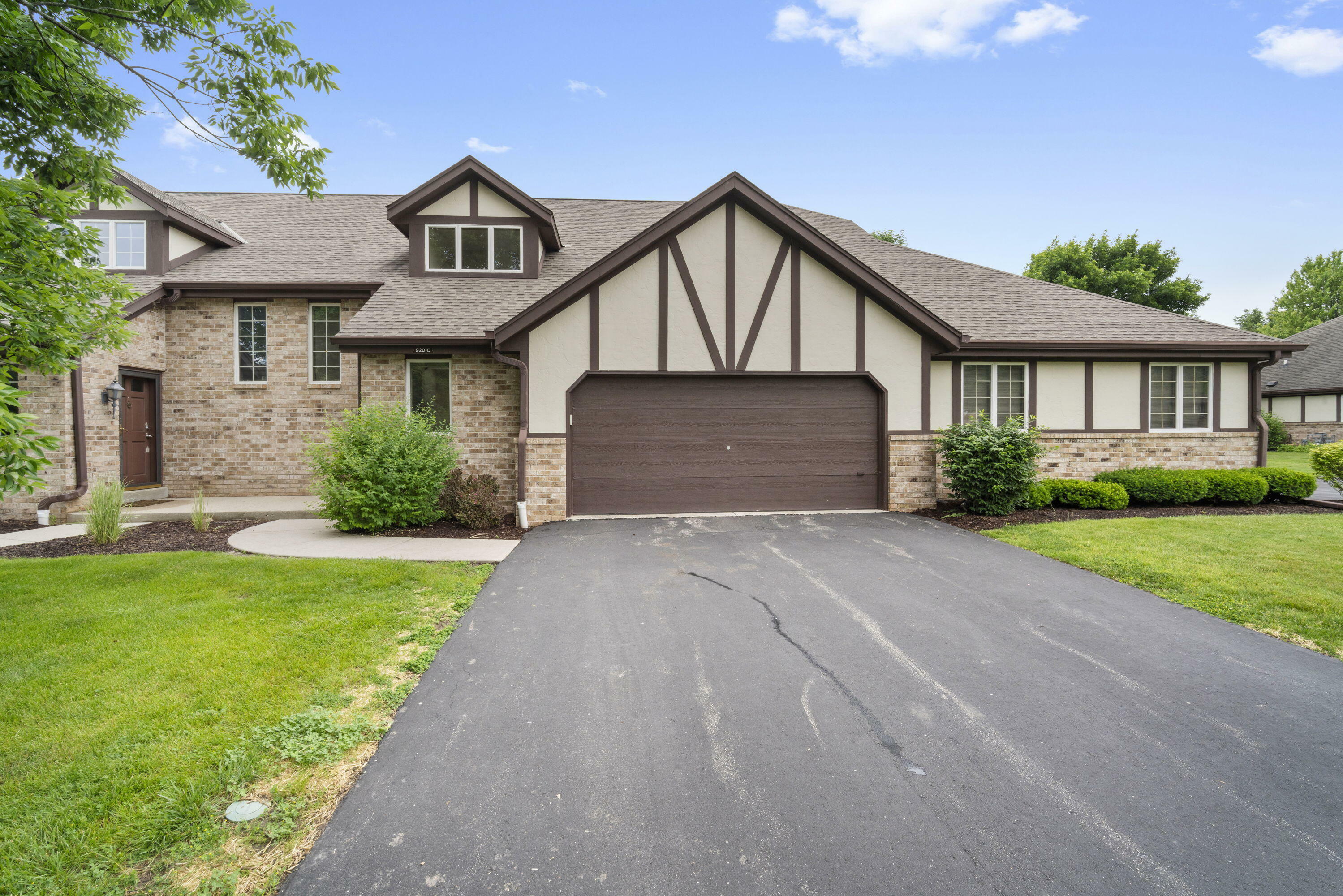 Property Photo:  920 Oakwood Ln C  WI 53045 