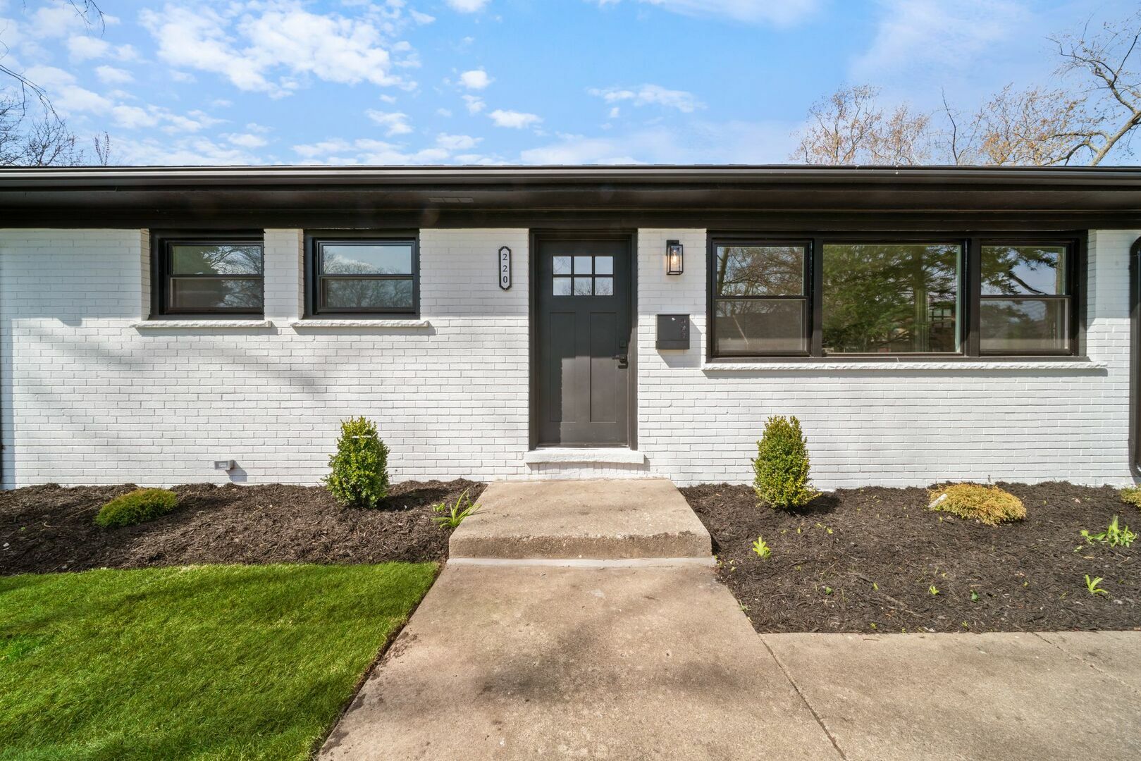 Property Photo: 220 E Washington Street IL 60016