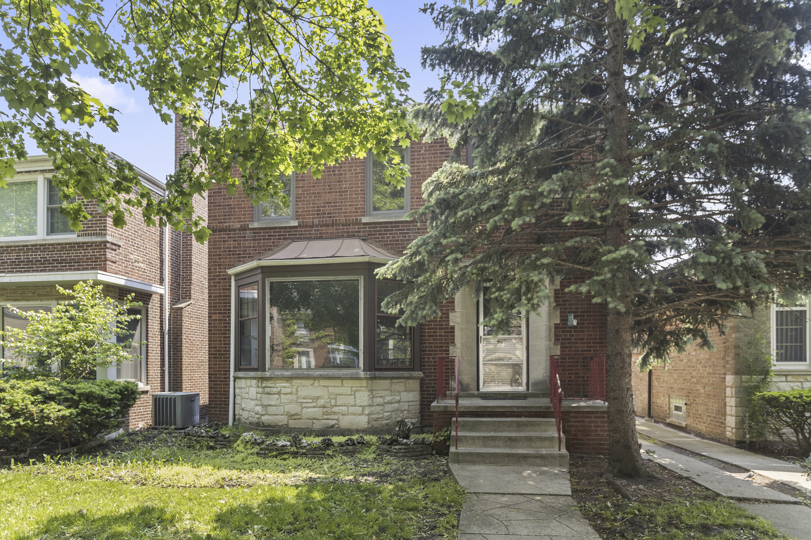 Property Photo: 6627 N Francisco Avenue IL 60645