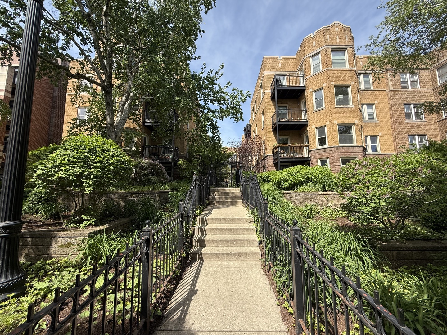Property Photo: 4722 N Beacon Street 1E IL 60640