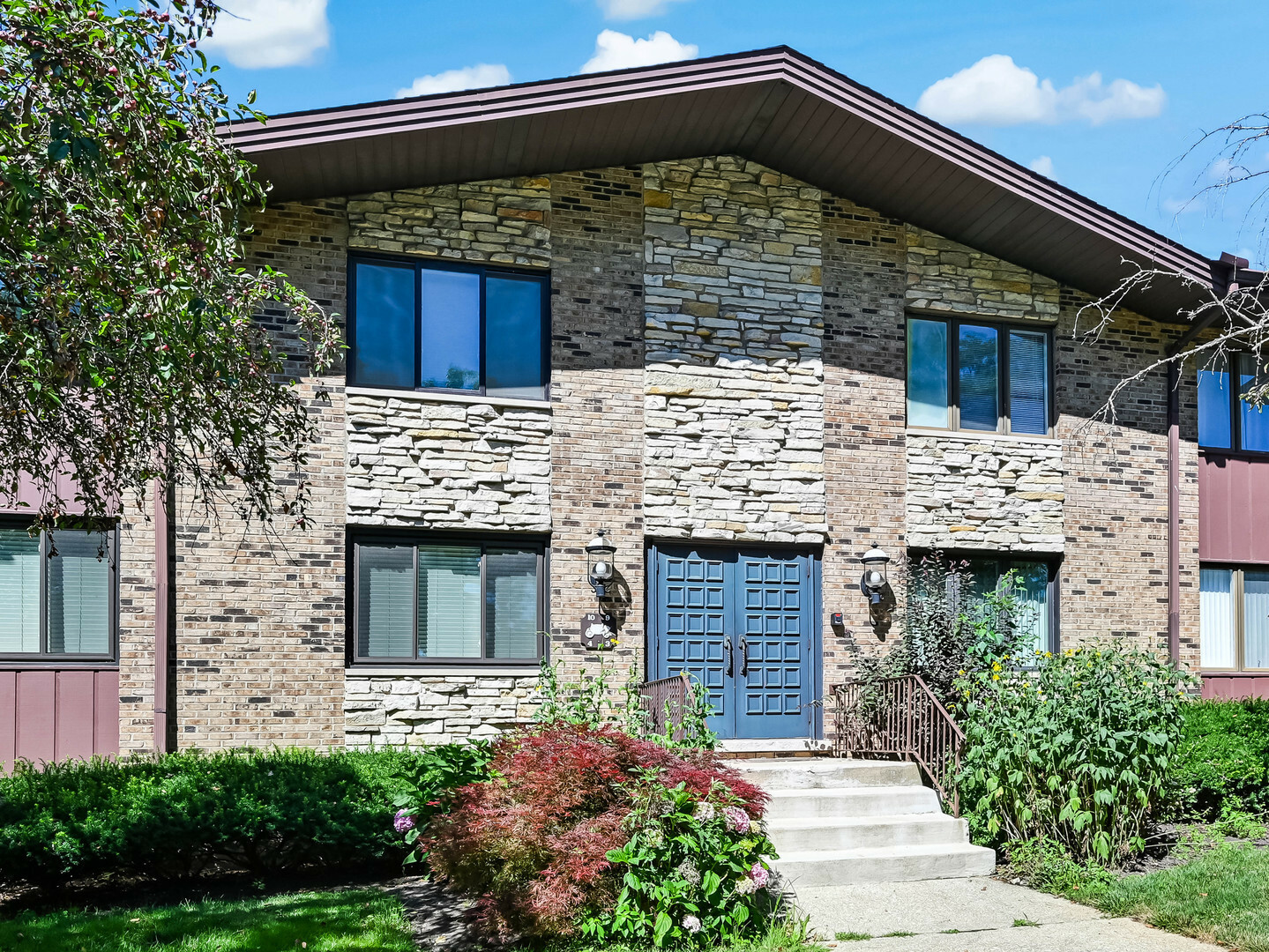 Property Photo: 1640 Royal Oak Road 4 IL 60561