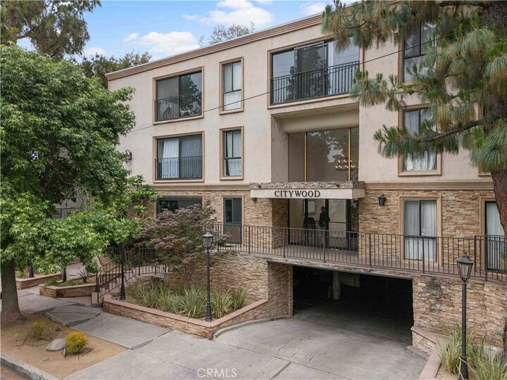 Property Photo: 15344 Weddington Street 304 CA 91411