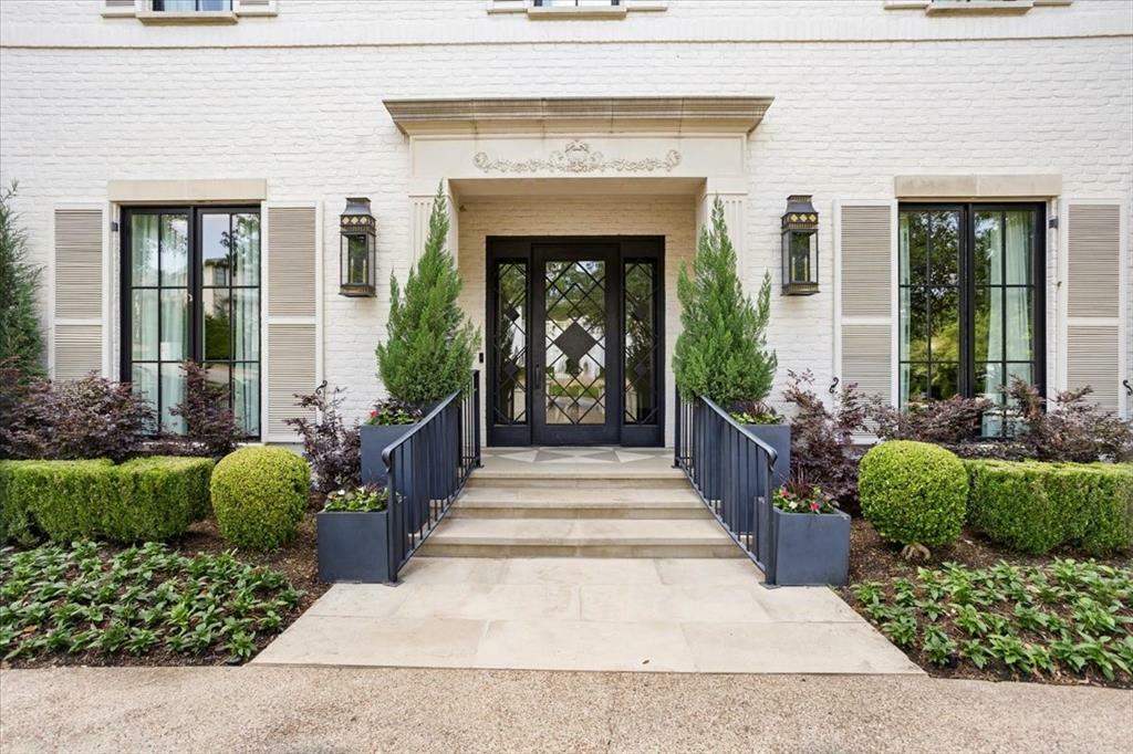 Property Photo: 1128 Shady Oaks Lane TX 76107