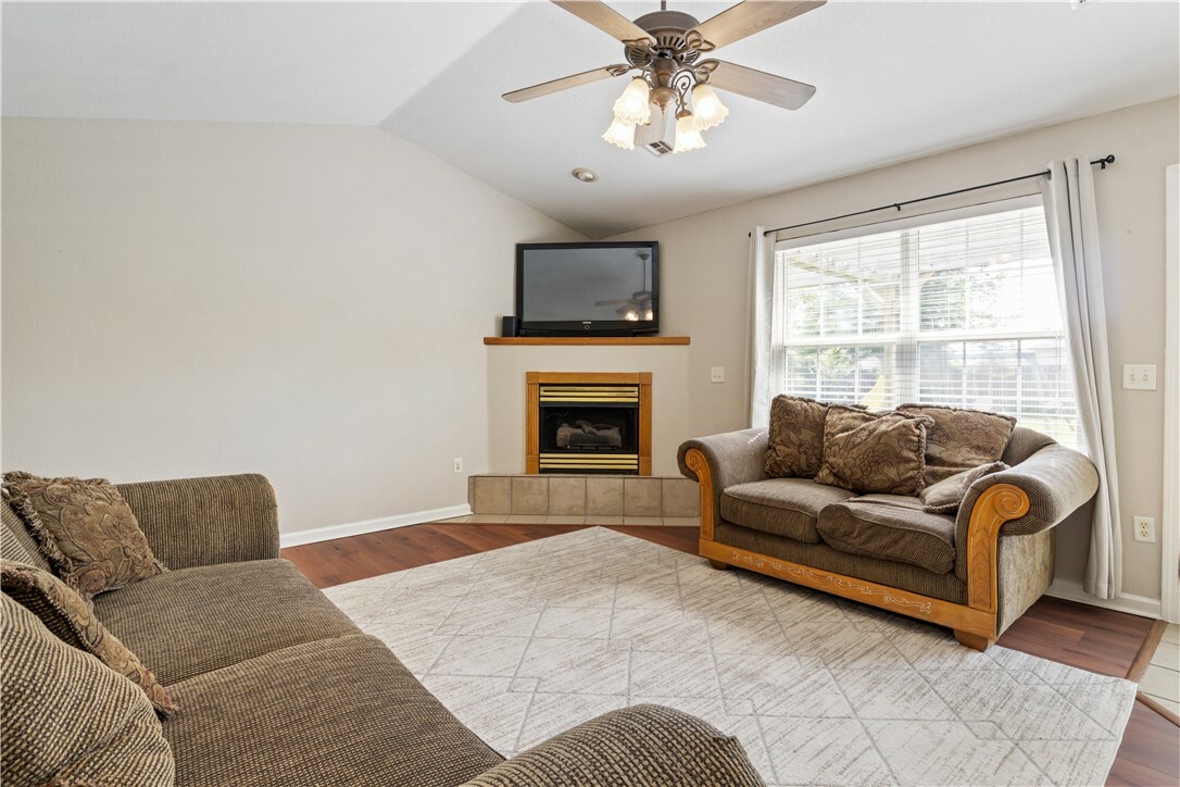 Property Photo: 505 SW 6th Avenue AR 72736
