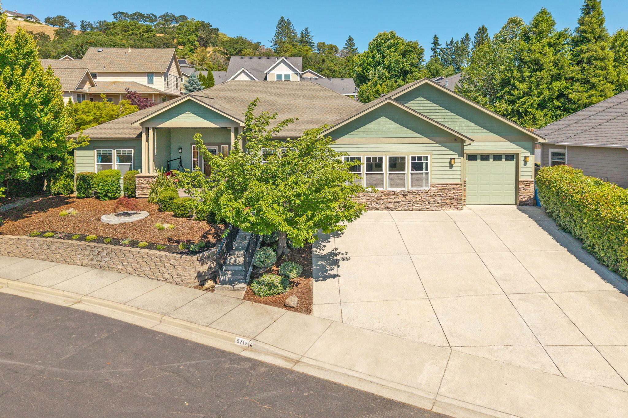 Property Photo: 571 Old Waverly Way OR 97524