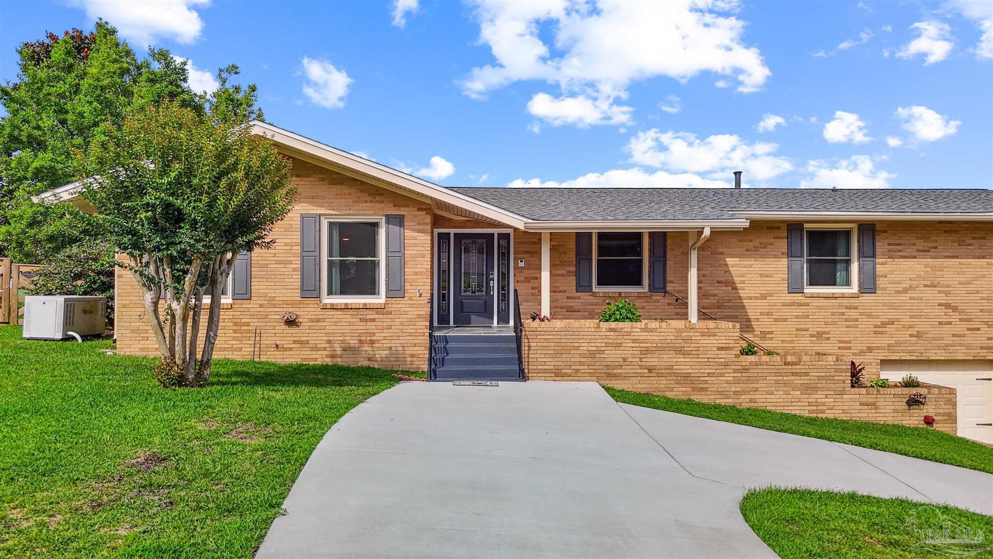 Property Photo: 8870 Thunderbird Dr FL 32514