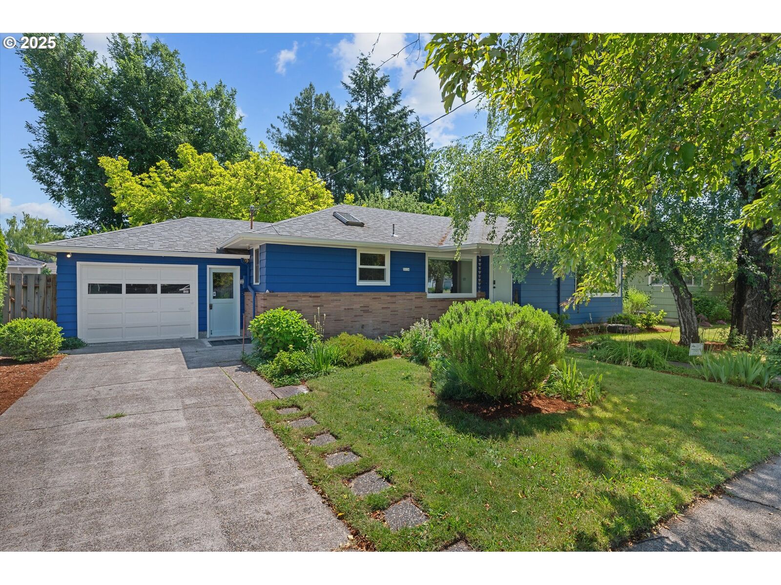 Property Photo: 5114 SE Mitchell St OR 97206