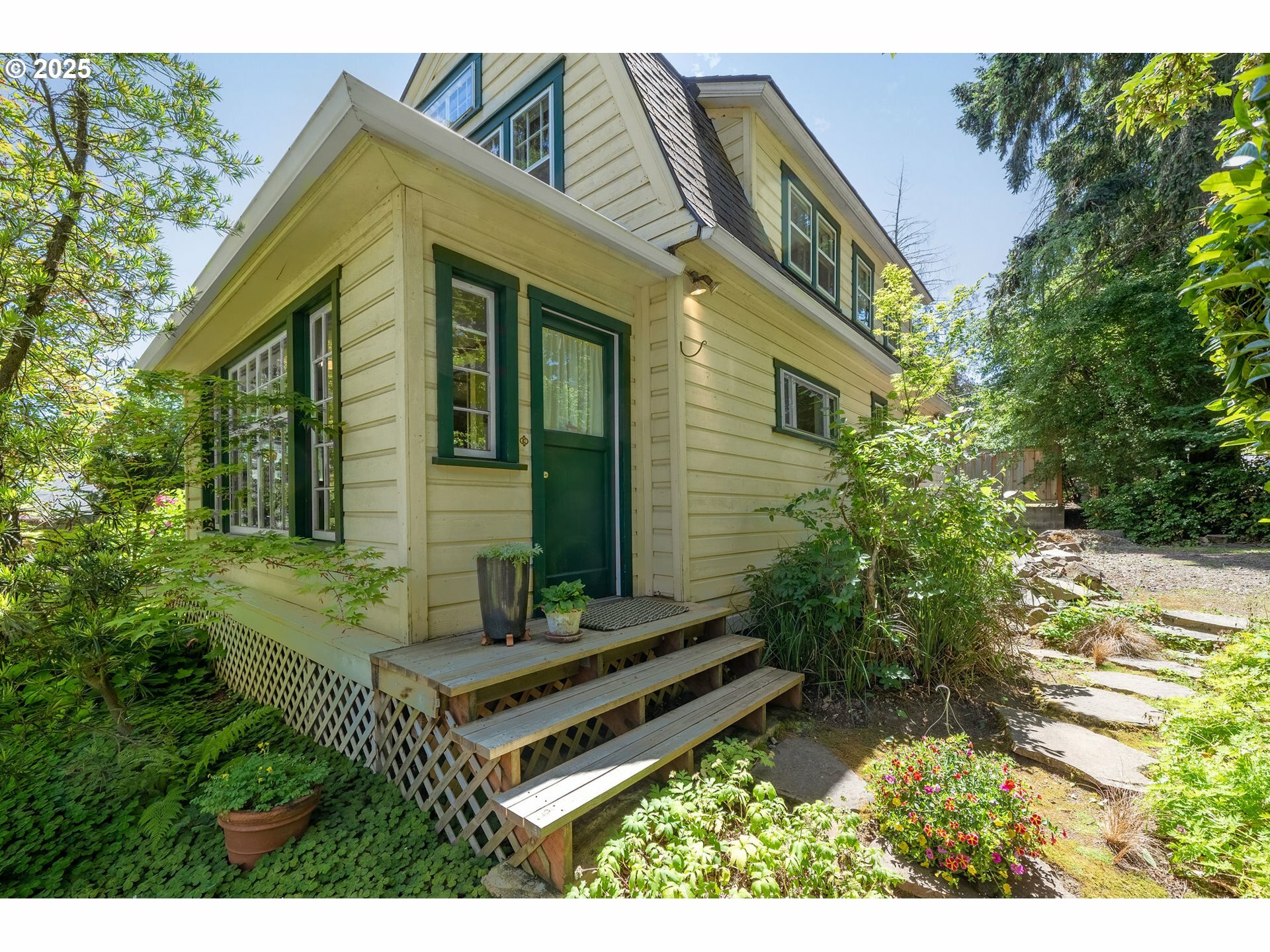 Property Photo:  939 McVey Ave  OR 97034 