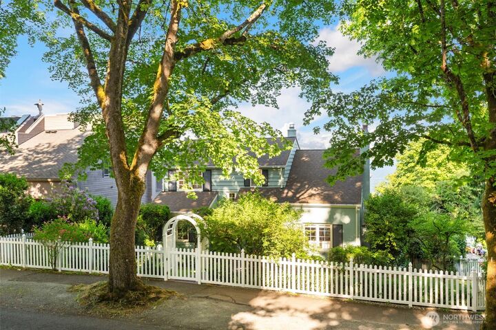 Property Photo:  1702  Lake Washington Boulevard  WA 98122 