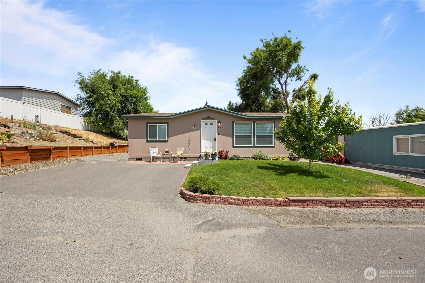 Property Photo:  324  Mojave Court  WA 99353 