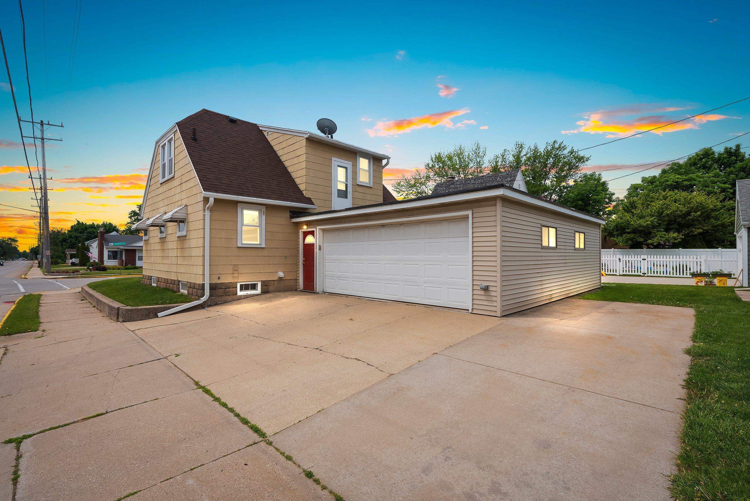 Property Photo: 822 E Kimberly Avenue WI 54136-1517